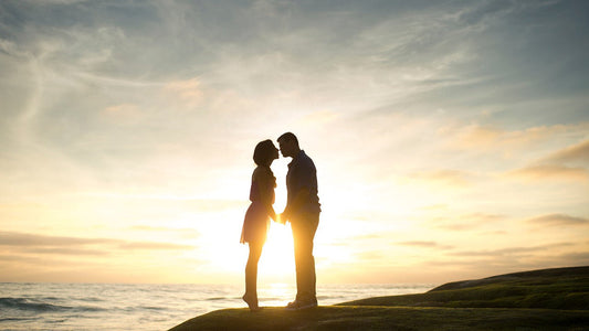 Couple holding hands at sunset, representing mutual masturbation tips for emotional connection and fertility support.